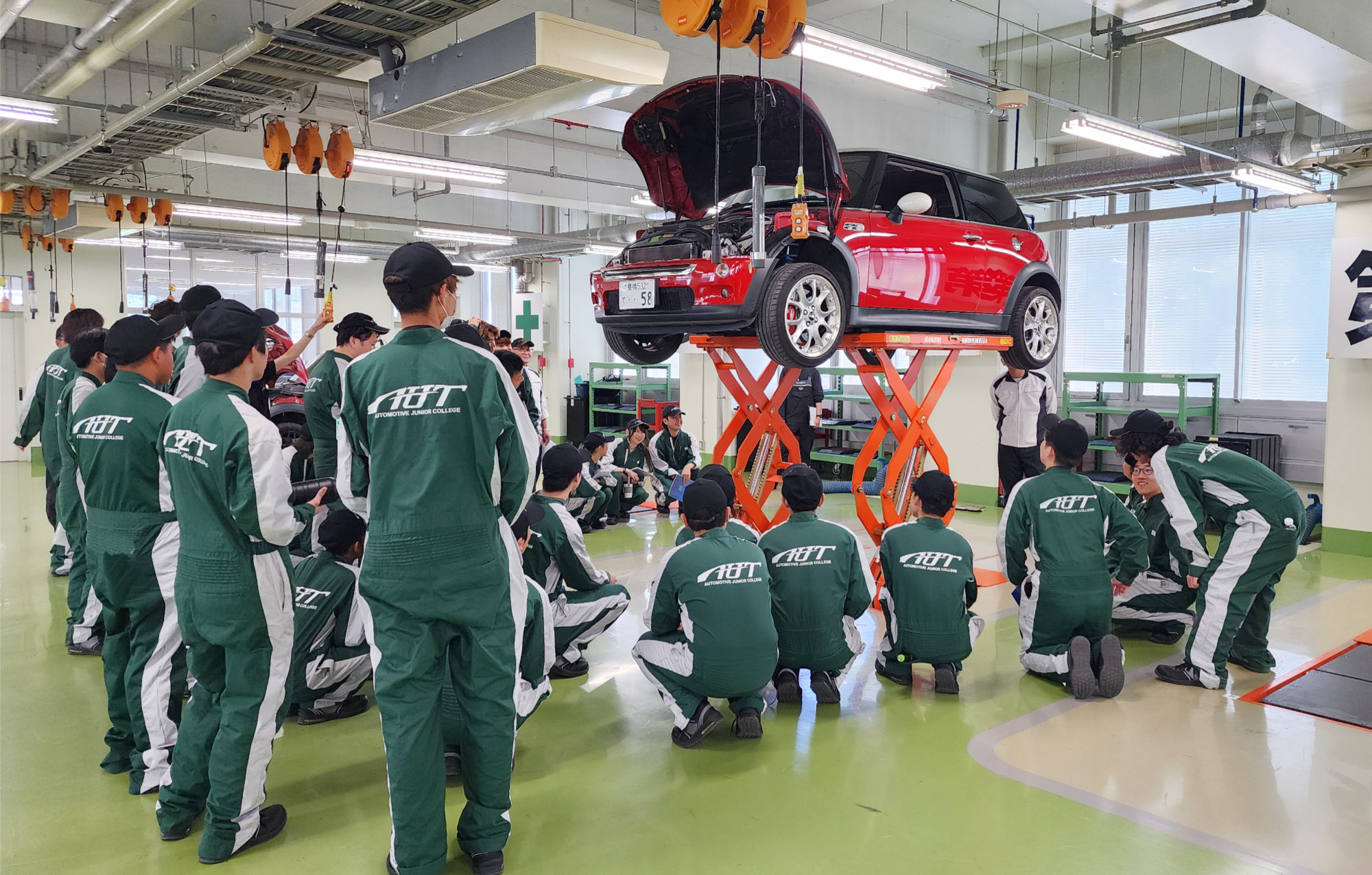 自動車工業学科１年生を対象とした「ホワイトハウス輸入車講習会」が行われました